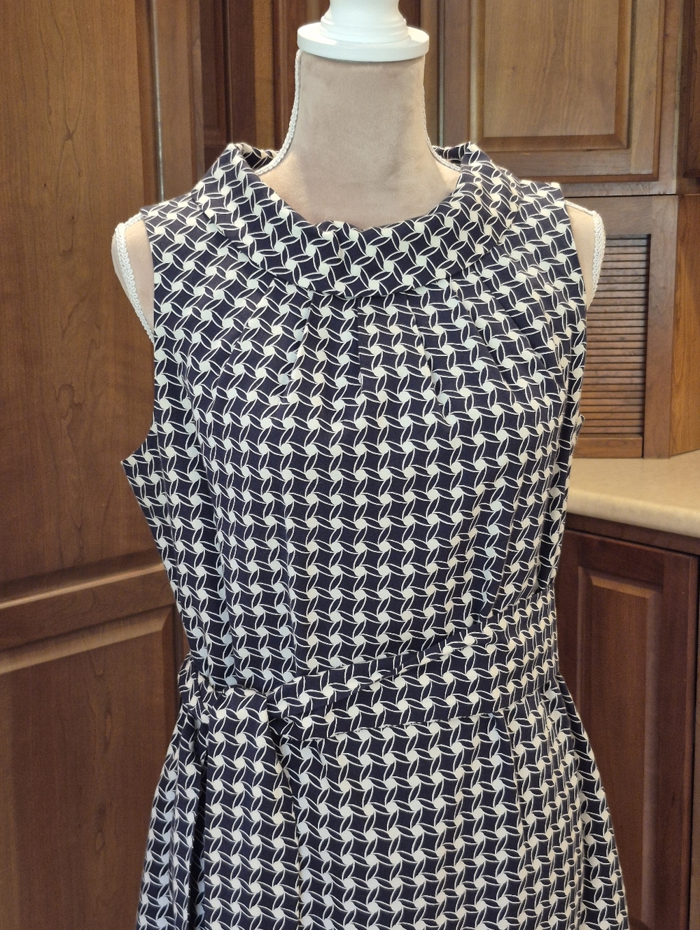 Talbots 45% Silk Belted Sleeveless Dress Womens Size 10, Dark Navy And White - Picture 2 of 11